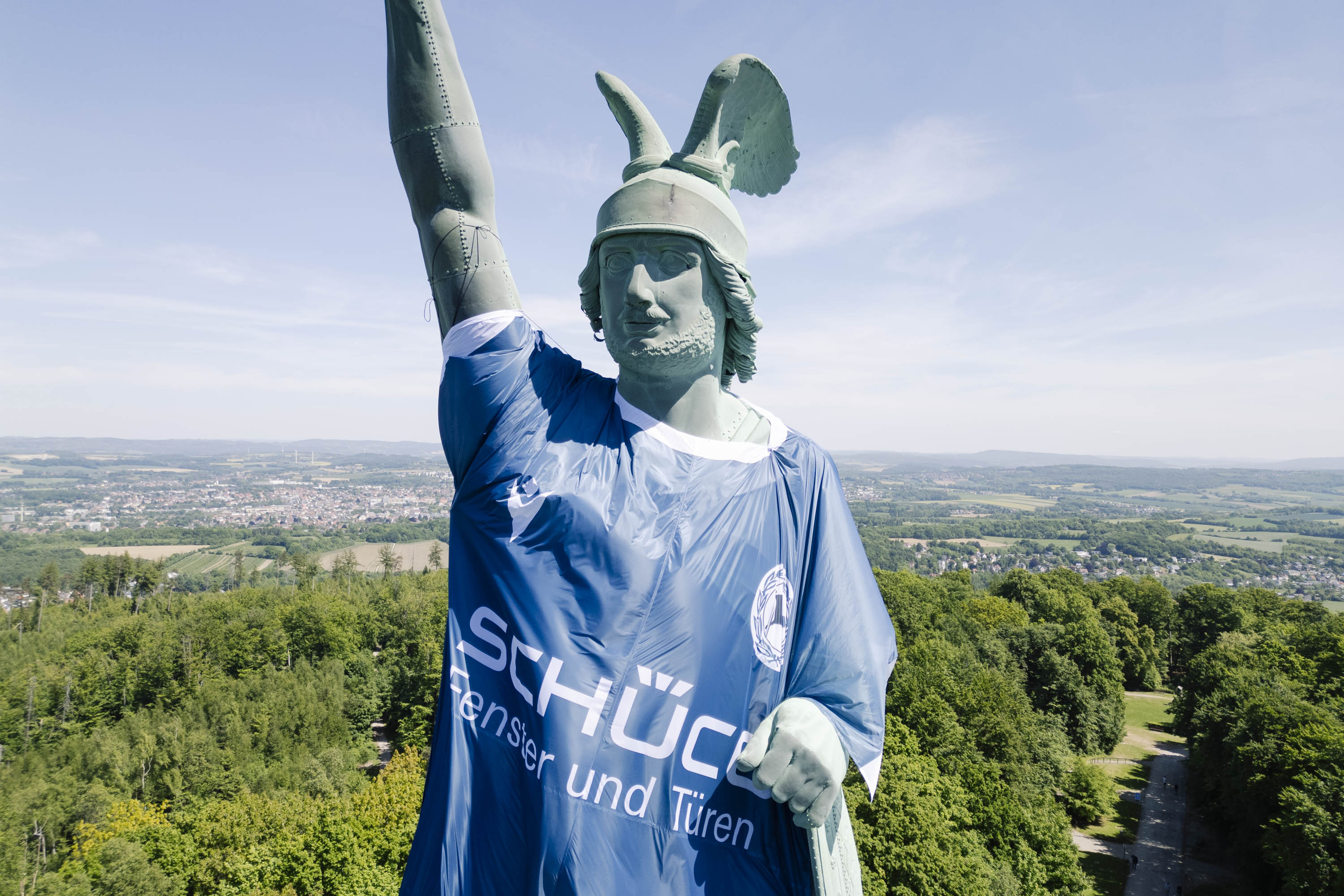  Schüco zieht dem Hermannsdenkmal ein Arminia-Trikot an Bildidee 