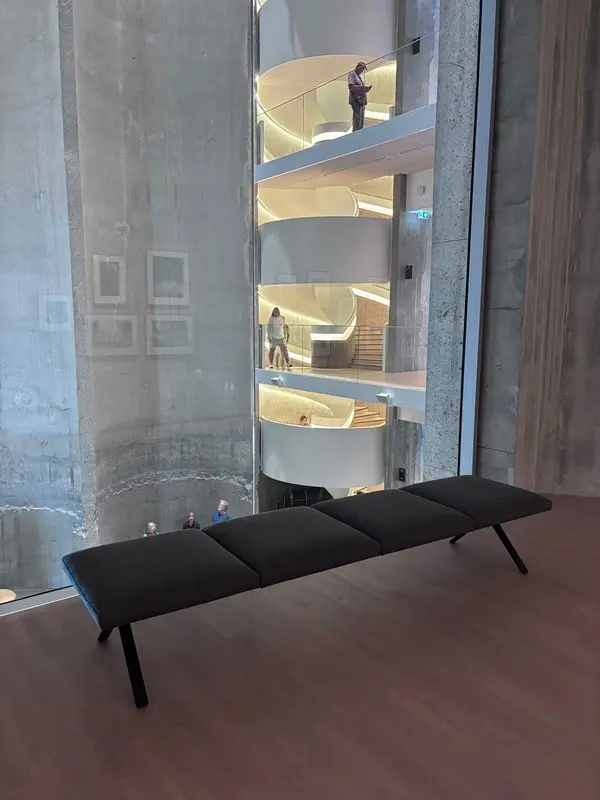 kunstsiloen-olaussen-glassvegg-sofa