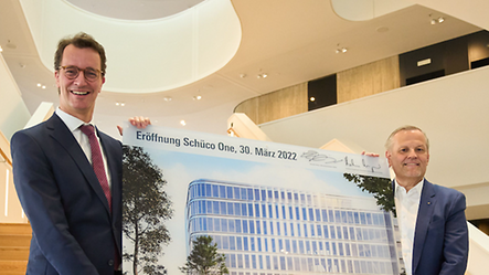 Hendrik Wüst (links) und Andreas Engelhardt bei der Eröffnung von Schüco One und des Welcome Forums.