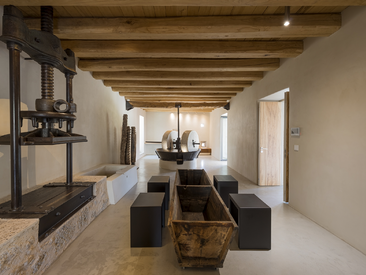 Historischer Innenraum mit Holzbalkendecke und ehemaliger Mühlentechnik