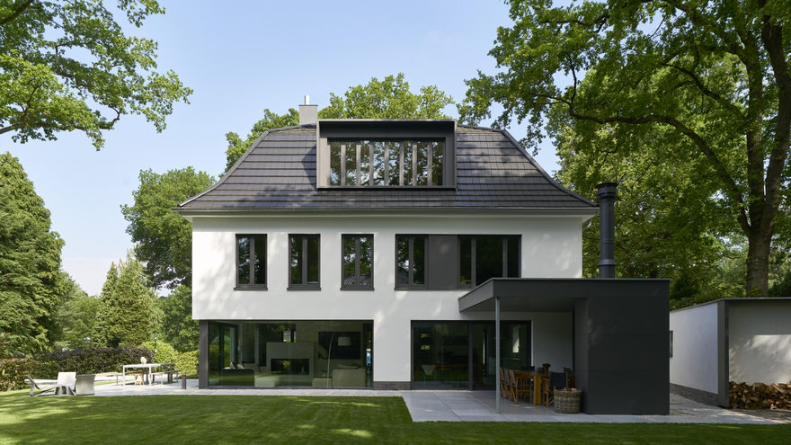 Modernes Wohnhaus mit großflächigen Schüco Fenstern, Terrasse und Garten