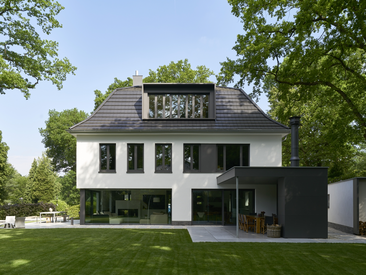 Modernes Wohnhaus mit großflächigen Schüco Fenstern, Terrasse und Garten
