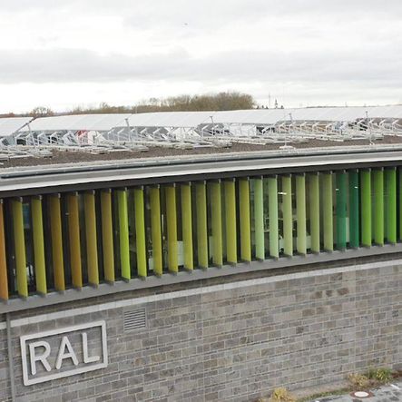 The versatile Schüco large louvre blades ALB solar shading solution offers great architectural design freedom through the use of different louvre blade geometries in terms of shape, colour and arrangement.