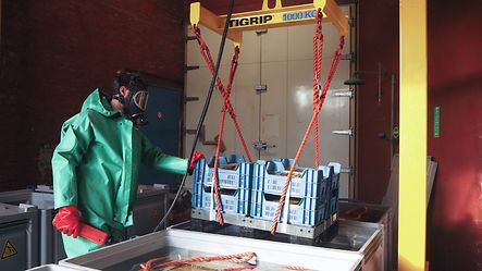 산성 욕조의 세라믹 타일