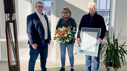 Übergabe der Urkunde: 40 Jahre Treiber und Schüco