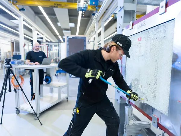 Maschinen, Prüfung und Werkstatteinrichtung bei Schüco Technologiezentrum