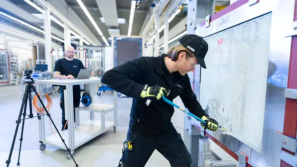 Maschinen, Prüfung und Werkstatteinrichtung bei Schüco Technologiezentrum