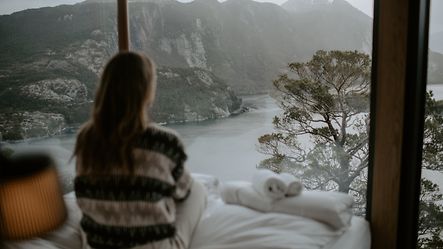 the_bolder_Frau_am_Fenster