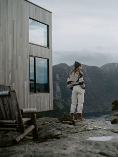 the_bolder_Frau_vor_Lodge