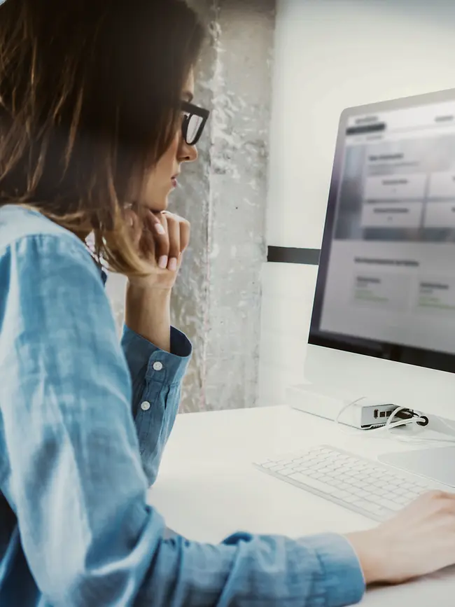 Mitarbeiterin arbeitet am Computer Monitor