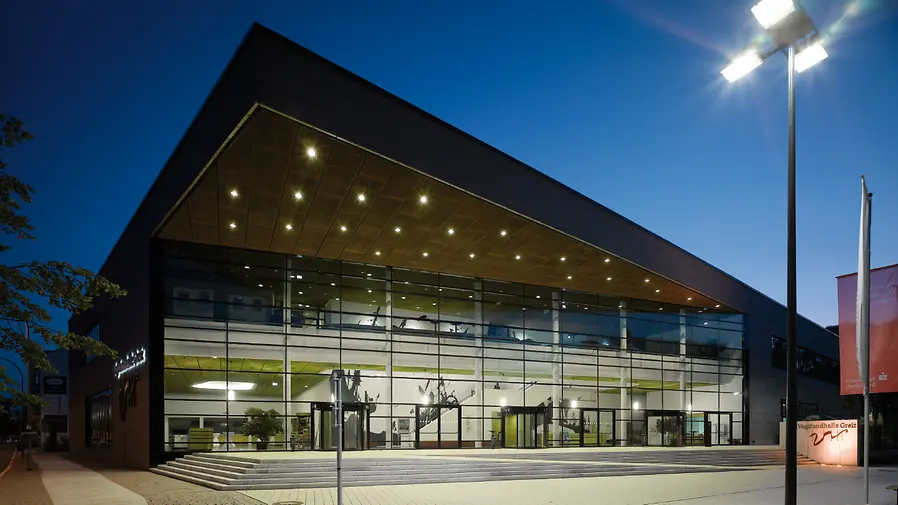 Stadthalle Greiz mit Fassaden von Schüco
