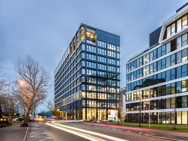 Außenfassade mit integrierten Photovoltaikmodulen von Schüco