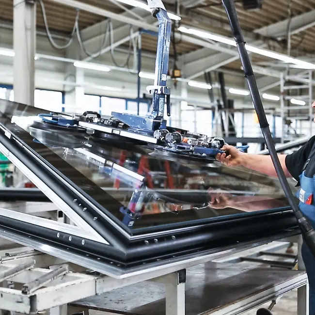 Tecnico Schüco Partner durante la produzione e l’assemblaggio di finestre in alluminio