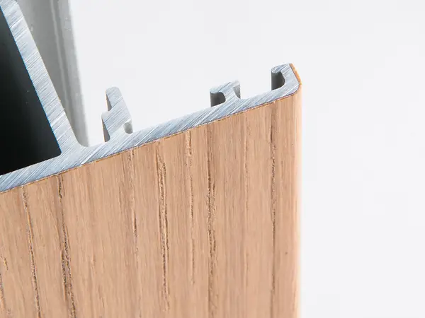 Sezione del profilo Schüco SmartWood che combina legno e alluminio