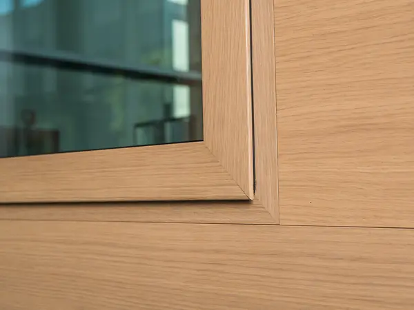 Dettaglio del profilo Schüco SmartWood in rovere naturale