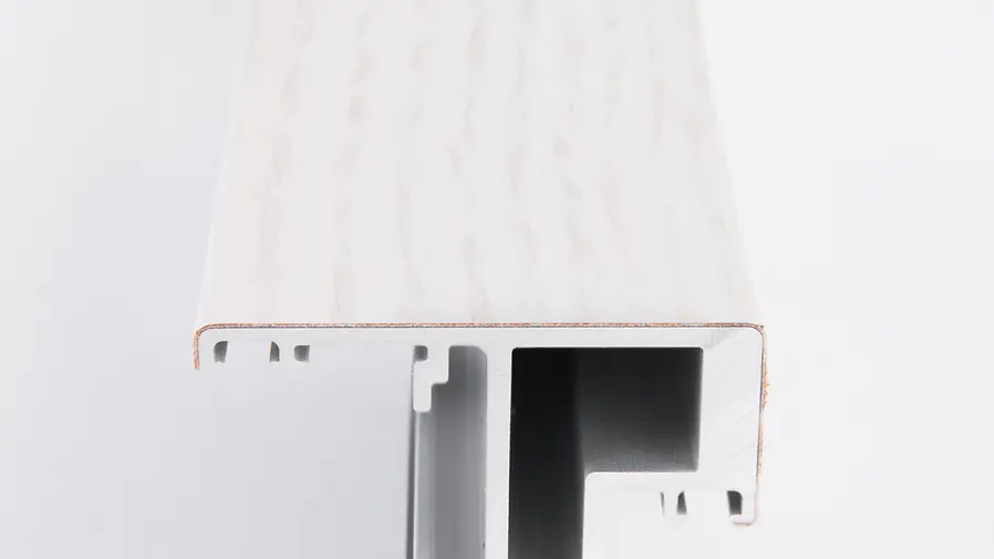 Profilo Schüco SmartWood con finitura decapé effetto legno chiaro