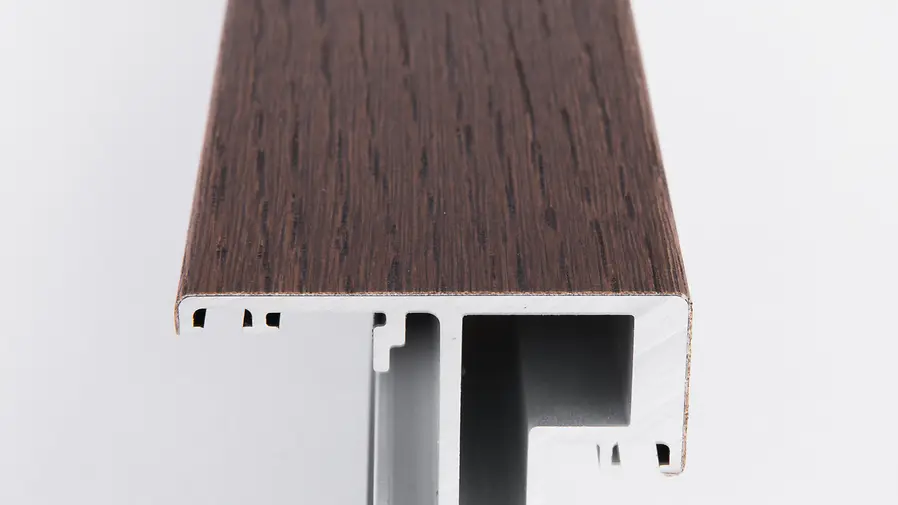 Profilo Schüco SmartWood con finitura noce scuro