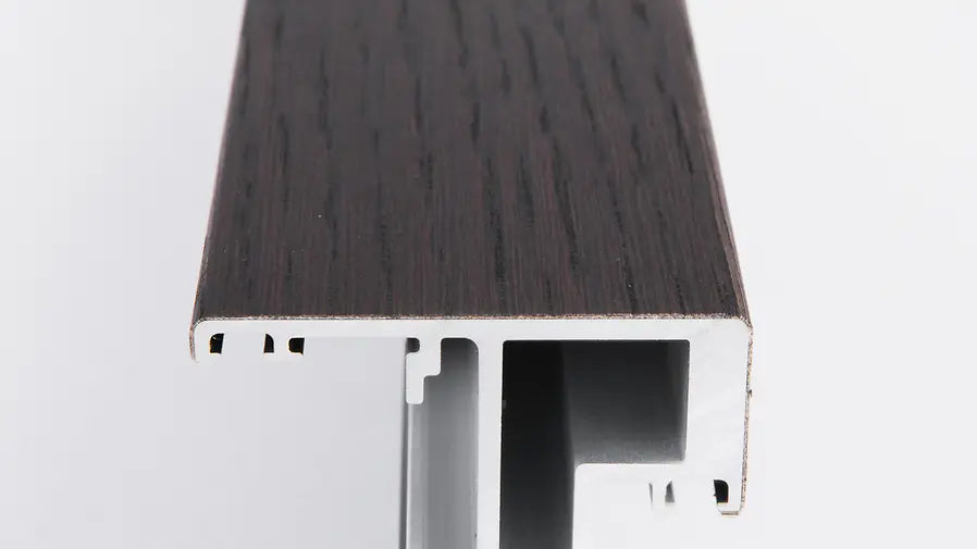 Profilo Schüco SmartWood con finitura wengé