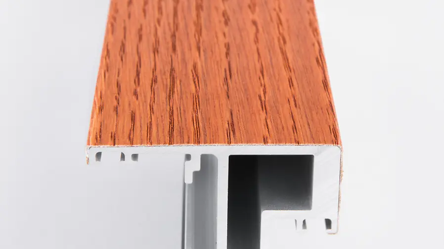 Profilo Schüco SmartWood con finitura ciliegio