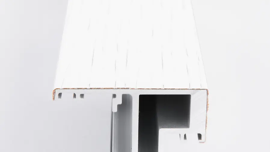 Profilo Schüco SmartWood laccato bianco a poro aperto