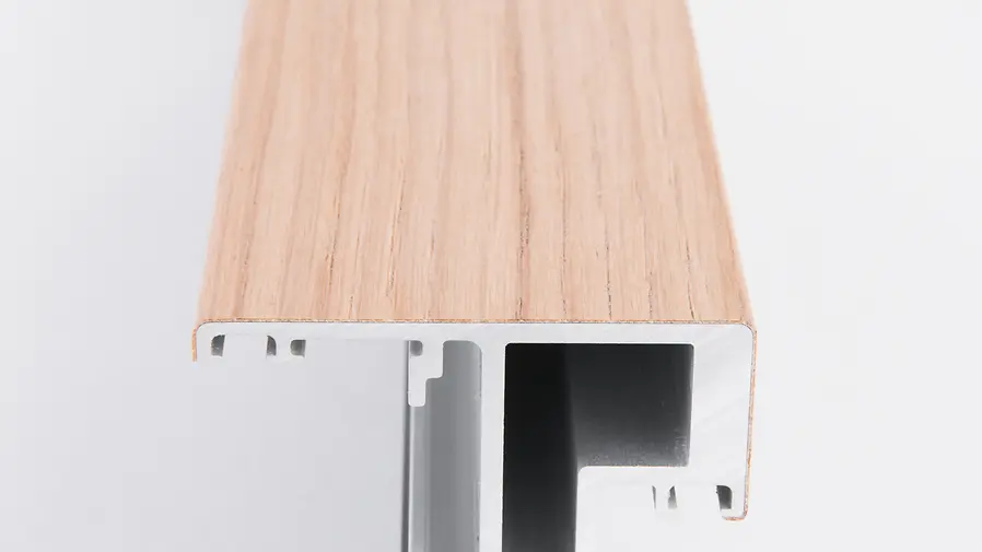 Profilo Schüco SmartWood con finitura rovere naturale