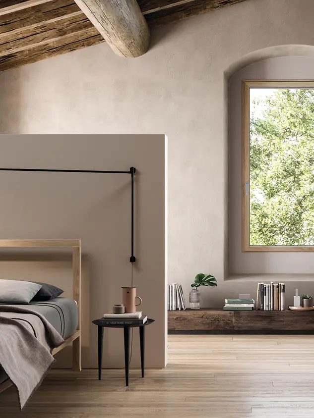 Finestra Schüco SmartWood in alluminio effetto legno in una camera da letto moderna