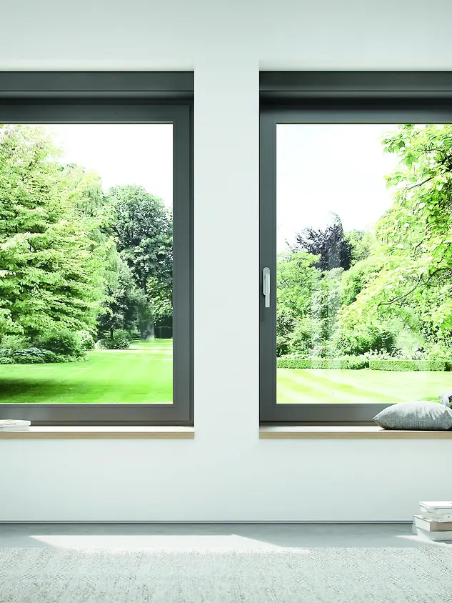 Interno domestico con finestre Schüco aperte per ventilazione naturale e comfort ambientale