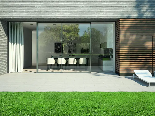 Casa moderna con sistema alzante scorrevole Schüco e soglia a filo pavimento