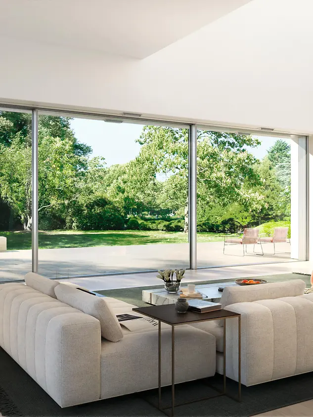 Ambiente living con sistema scorrevole panoramico Schüco e profili in alluminio sottili