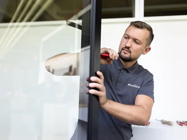 Schüco Service Partner durante intervento tecnico su finestra domestica