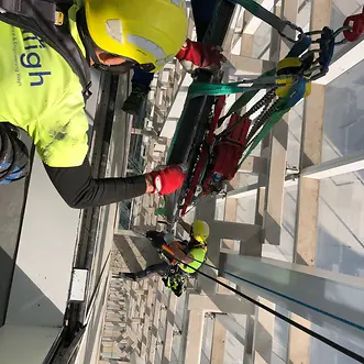 Addetto Schüco 2High durante il lavaggio e controllo di una facciata vetrata panoramica Piemonte