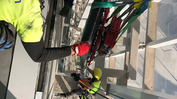 Addetto Schüco 2High durante il lavaggio e controllo di una facciata vetrata panoramica Piemonte