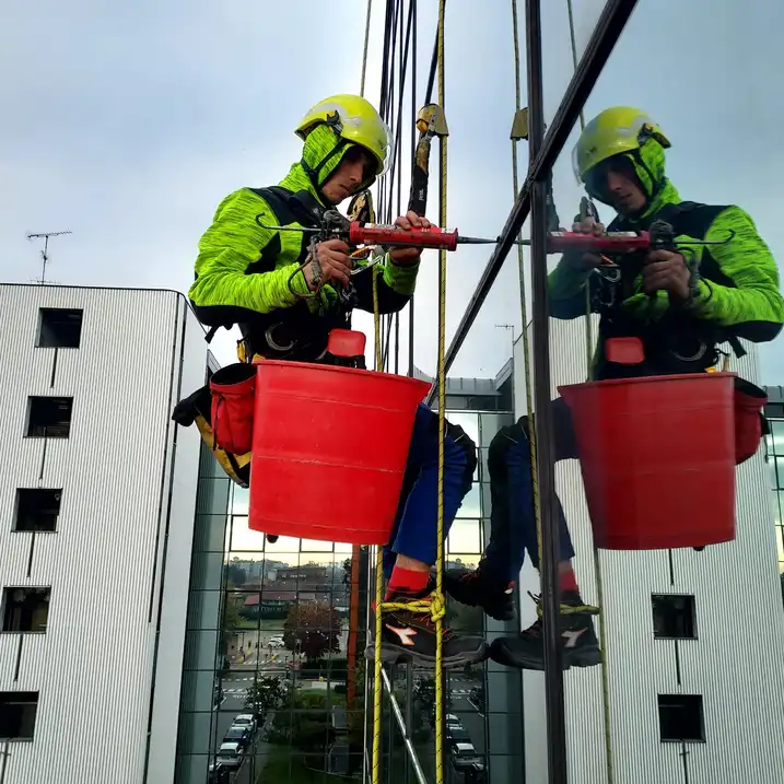 Tecnici 2High impegnati nel ripristino di una facciata in quota su edificio commerciale