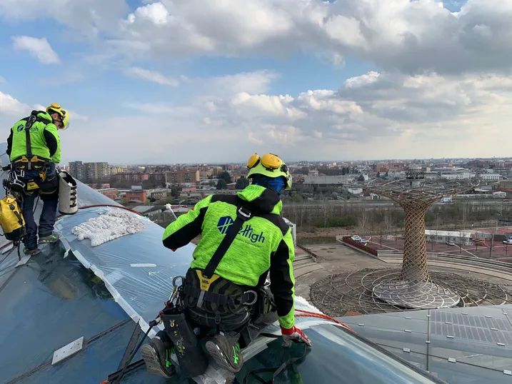 Tecnico 2High con attrezzatura professionale per ispezione di facciate in alluminio