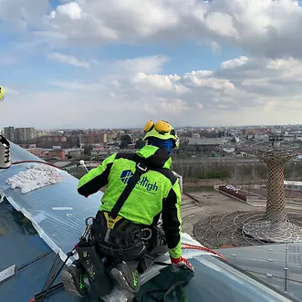 Tecnico 2High con attrezzatura professionale per ispezione di facciate in alluminio