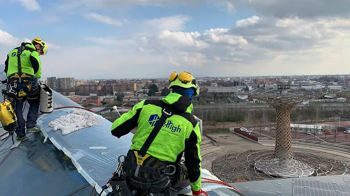 Tecnico 2High con attrezzatura professionale per ispezione di facciate in alluminio