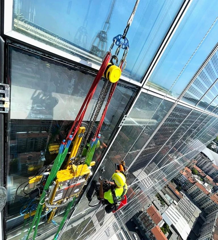 Tecnico 2High durante intervento di manutenzione su facciata vetrata Schüco in altezza