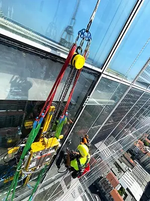 Tecnico 2High durante intervento di manutenzione su facciata vetrata Schüco in altezza