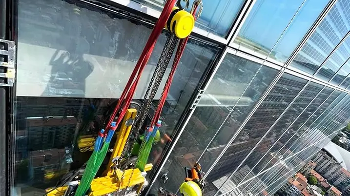Tecnico 2High durante intervento di manutenzione su facciata vetrata Schüco in altezza