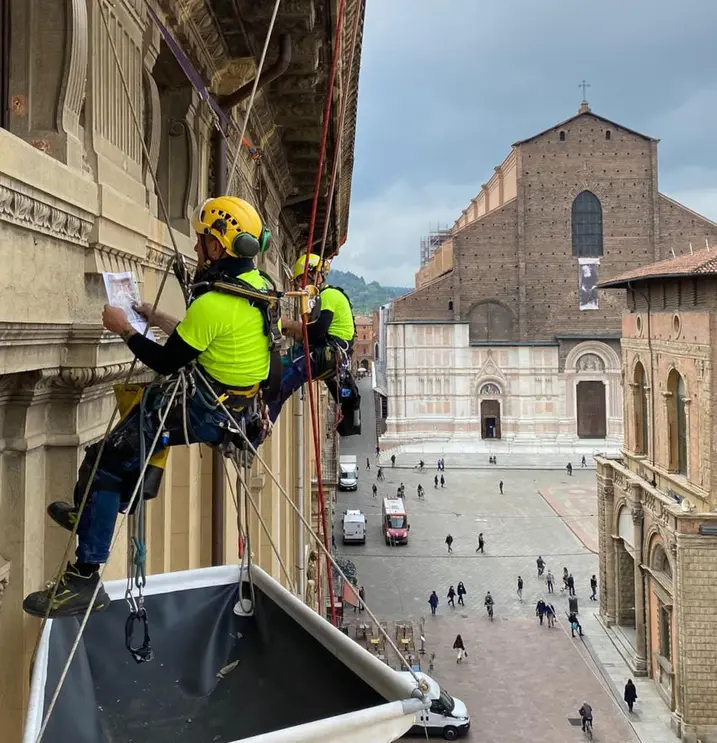 Squadra 2High impegnata nella manutenzione di edificio storico in centro città