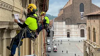 Squadra 2High impegnata nella manutenzione di edificio storico in centro città