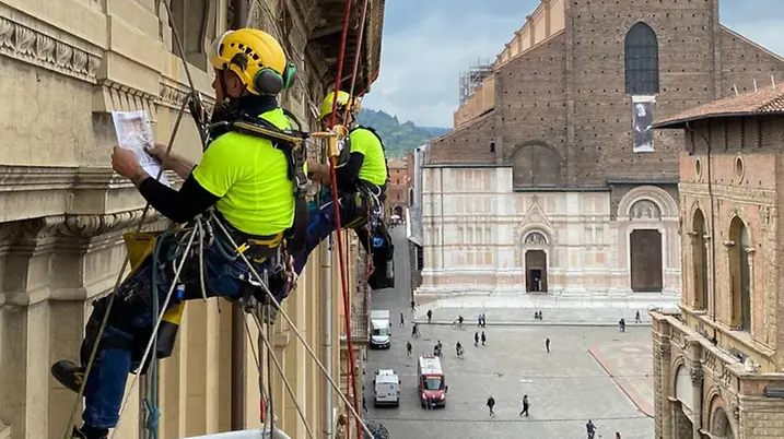 Squadra 2High impegnata nella manutenzione di edificio storico in centro città