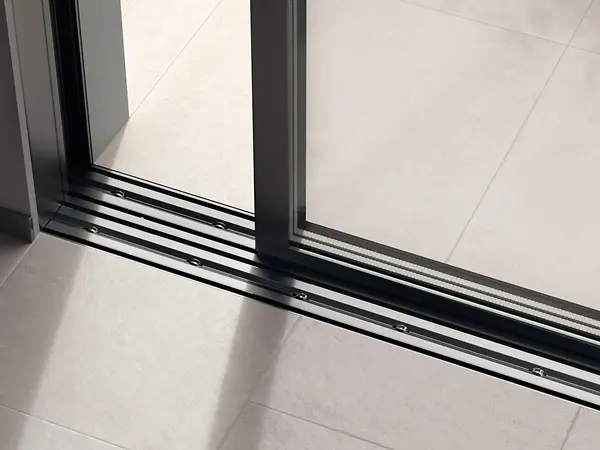 Soglia a filo pavimento Schüco integrata nel sistema per continuità tra interno ed esterno