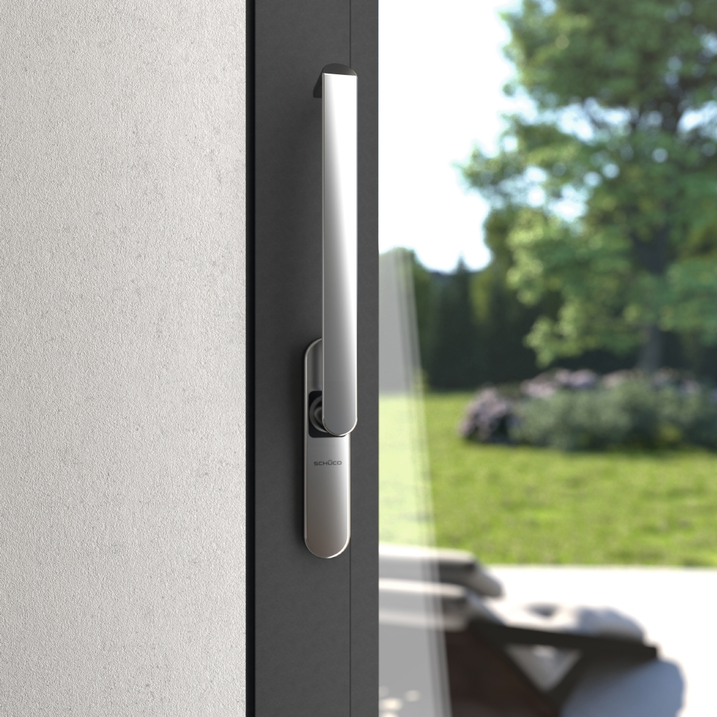 Maniglia ergonomica Schüco per movimentazione serramenti con apertura controllata e design elegante