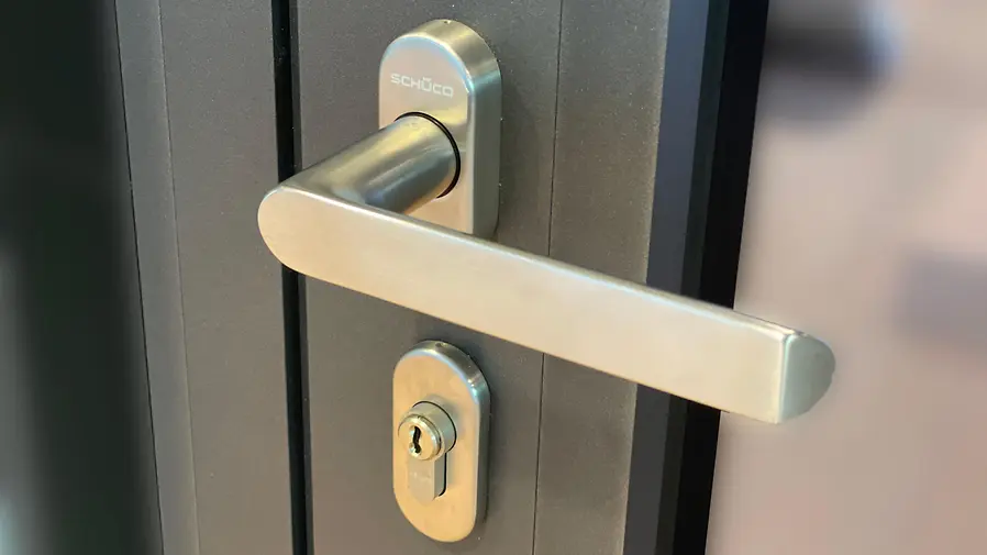 Maniglia per portoncino d’ingresso Schüco in alluminio con finitura inox