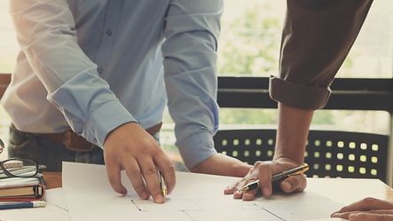 Planlægning og arkitektrådgivning med skitser på bordet