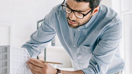 Arkitekt arbejder med model under projektrådgivning