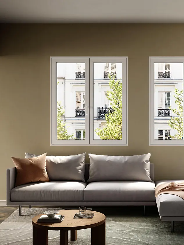 Finestra in alluminio Schüco con anta in vista in soggiorno luminoso