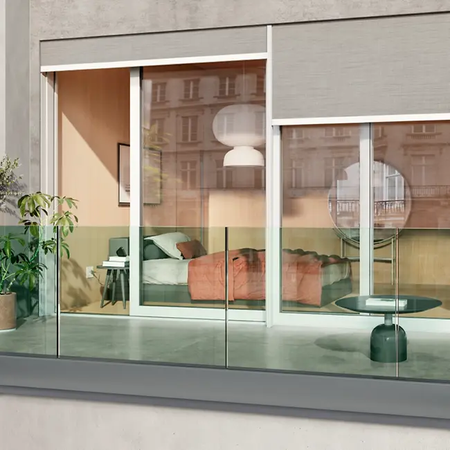 Interno con finestra a tutta altezza e parapetto Schüco AR FG 300 integrato nel sistema