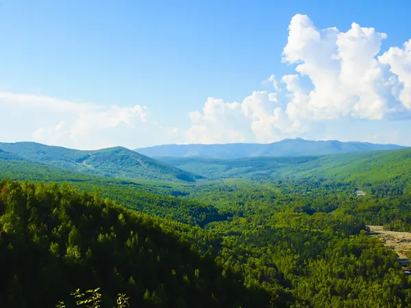 Paesaggio naturale che rappresenta la sostenibilità dei serramenti in alluminio Schüco riciclabili al 100%